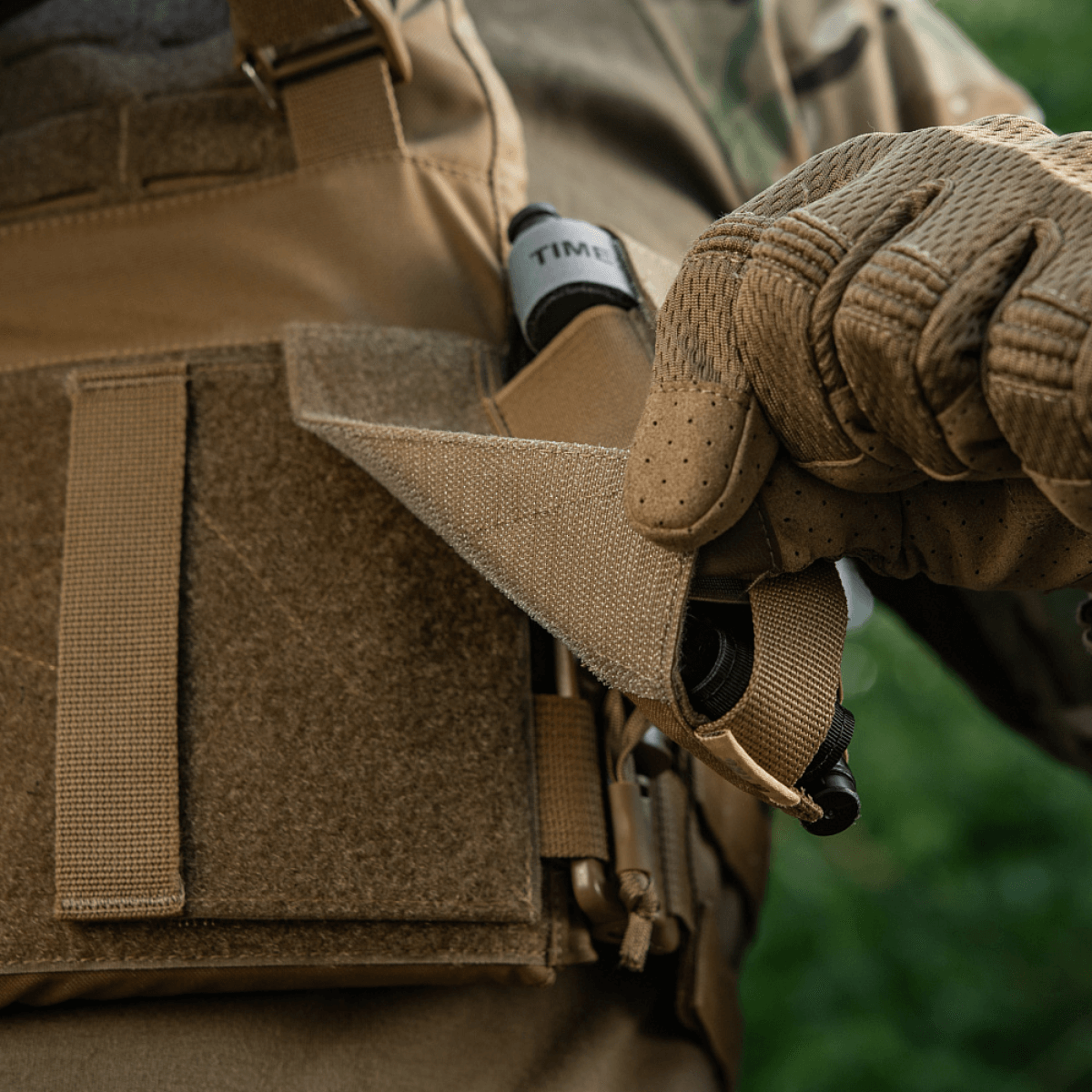 M‑Tac Tourniquet Pouch Elastic Gen.5 taktisessa varustuksessa, nopean pääsyn järjestelmä.