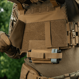 M‑Tac Tourniquet Pouch Elastic Gen.5 kiinnitetty taktiseen varustukseen, näyttää joustavan kiinnityksen ja etuvelcron sijainnin.