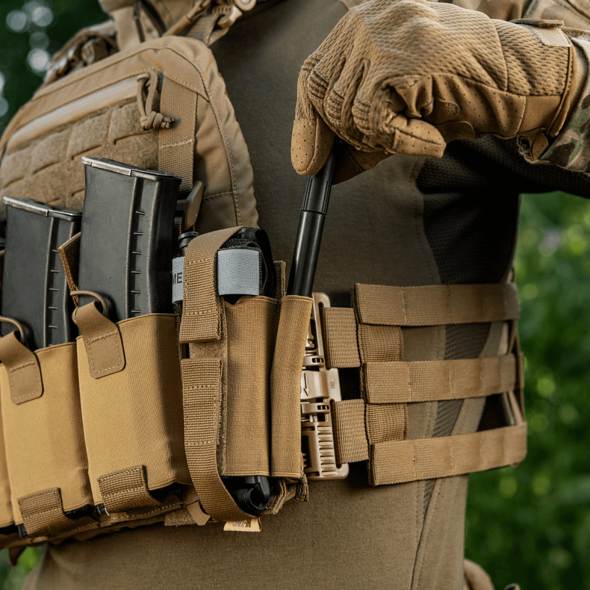 M‑Tac Tourniquet Pouch Elastic Gen.5 asennettuna taktiseen varustukseen, nopean pääsyn muotoilu, Cordura 500D.