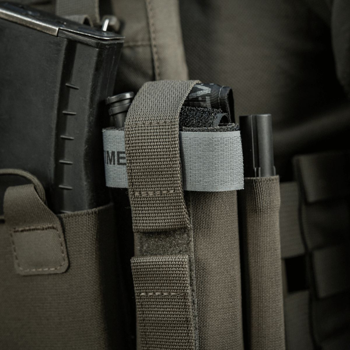 M‑Tac Tourniquet Pouch Elastic Gen.5 Cordura 500D:stä kiinnitetty taktiseen liiviin