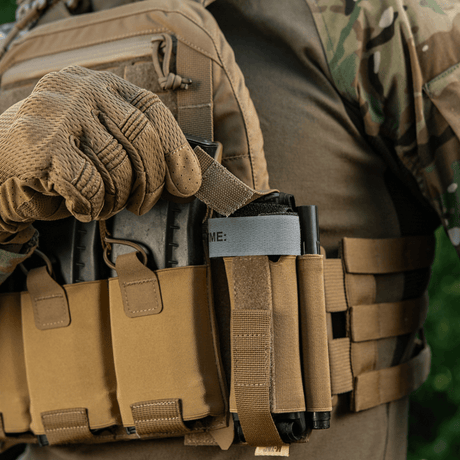 M‑Tac Tourniquet Pouch Elastic Gen.5 asennettuna taktiseen varustukseen, CAT-tourniquet säilytetty Cordura 500D -materiaalissa.