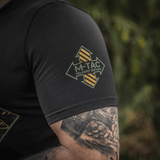 M-Tac T-Shirt Delivery Service amerikkalaisella toisen maailmansodan Pin-up-printillä. Näytä kauneutta ja taisteluhenkeä modernilla tyylillä.