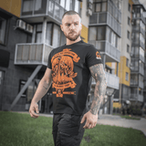Mies pukeutuneena M-Tac T-shirt Black Sea Expedition eteen rakennuksia, sopii aktiiviseen elämäntapaan ja päivittäiseen käyttöön