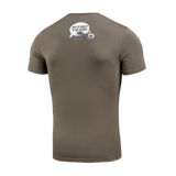 M-Tac T-Shirt Comics Drone Girl luovalla printillä kunnioittaa ukrainalaisia drone-operaattoreita, näyttää voimaa ja tehokkuutta. Mukava puuvillasekoite.