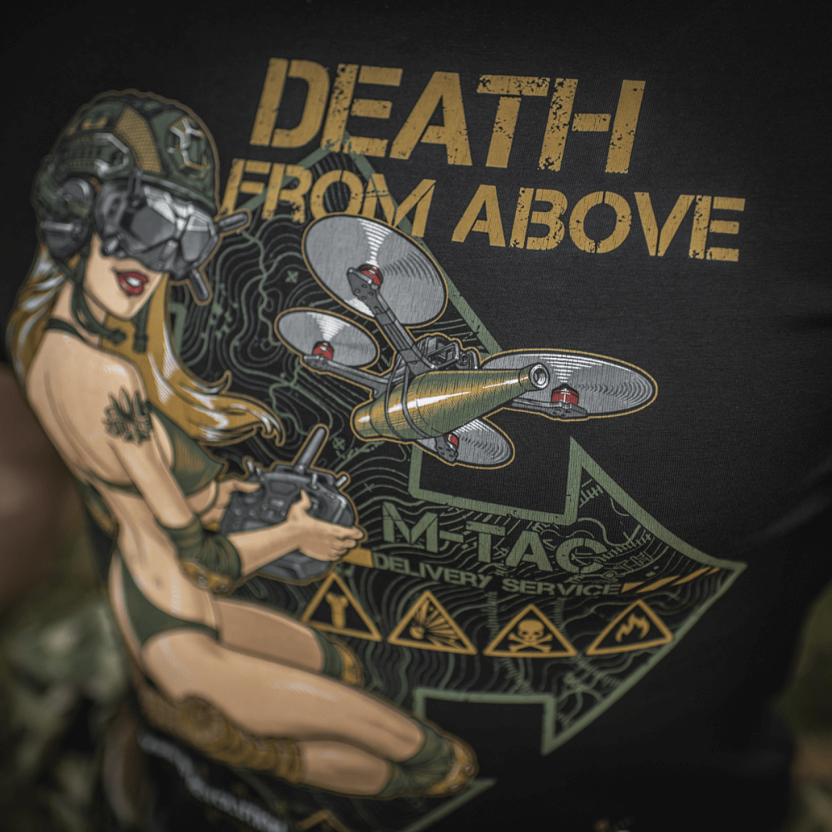 M-Tac T-Shirt Delivery Service Pin-up-inspiroitulla designilla, esittää naisen dronen kanssa ja tekstin 'Death from Above'. Moderni tyyli ja voima.
