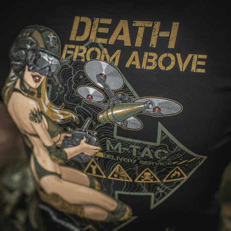 M-Tac T-Shirt Delivery Service Pin-up-inspiroitulla designilla, esittää naisen dronen kanssa ja tekstin 'Death from Above'. Moderni tyyli ja voima.