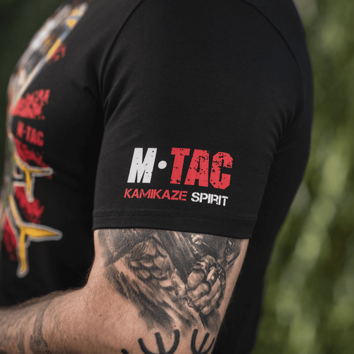 Mies M-Tac T-Shirt Kamikaze Spiritissä, tyylitelty pääkallo ja FPV‑lasit; valmistettu puuvillasta ja elastaanista.