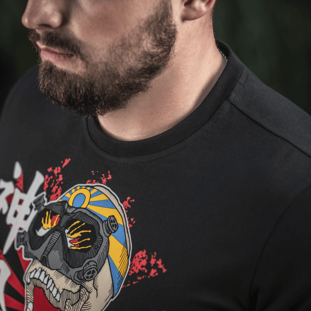 M-Tac T-Shirt Kamikaze Spirit tyylitelty pääkallolla ja FPV‑laseilla painettuna mustalle kankaalle.