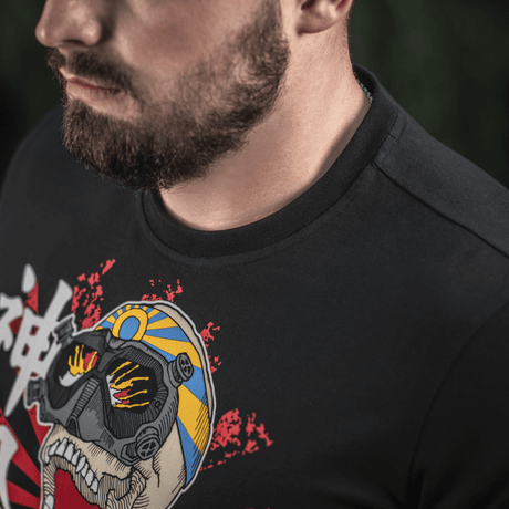 M-Tac T-Shirt Kamikaze Spirit tyylitelty pääkallolla ja FPV‑laseilla painettuna mustalle kankaalle.