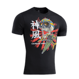 M-Tac T-Shirt Kamikaze Spirit, musta, tyylitelty pääkallokuvio ja FPV-lasit japanilaisen aurinkolipun edessä. 93% puuvillaa, 7% elastaania.