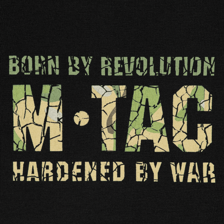 M-Tac T-Shirt Logo camokuvioinnilla ja tekstillä "Born by Revolution - Hardened by War" ikoniseen tyyliin.