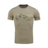 M-Tac T-Shirt Logo camokuvioinnilla ja "Born by Revolution" -sloganilla hihassa. Tyylikäs ja mukava sotilaspaita.