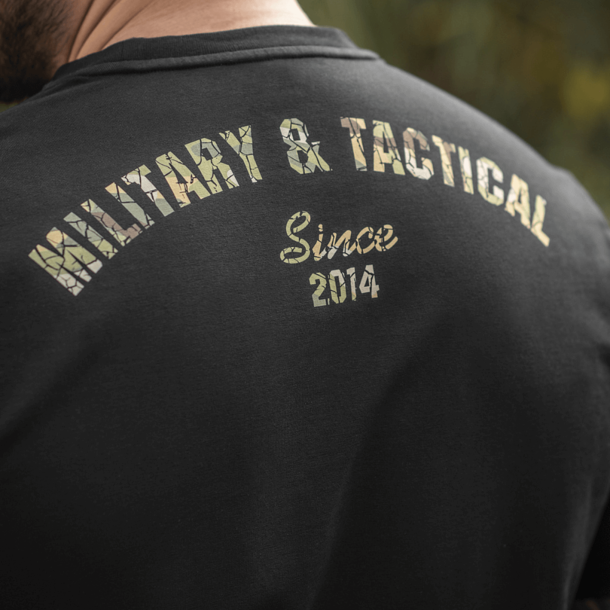 M-Tac T-Shirt Logo, "Military & Tactical Since 2014" -camoprint selässä, symboloi brändin taktista perintöä.