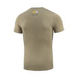 M-Tac T-Shirt Motanka takapuolen 'Terra Cosaccorum' -printillä, osoittaa ukrainalaista kulttuuriperintöä ja perinteistä kasakka-aihetta.