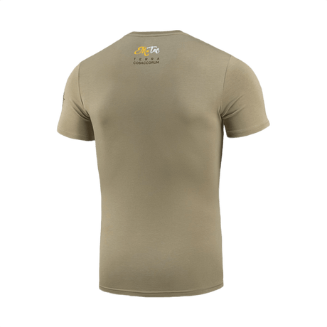 M-Tac T-Shirt Motanka takapuolen 'Terra Cosaccorum' -printillä, osoittaa ukrainalaista kulttuuriperintöä ja perinteistä kasakka-aihetta.