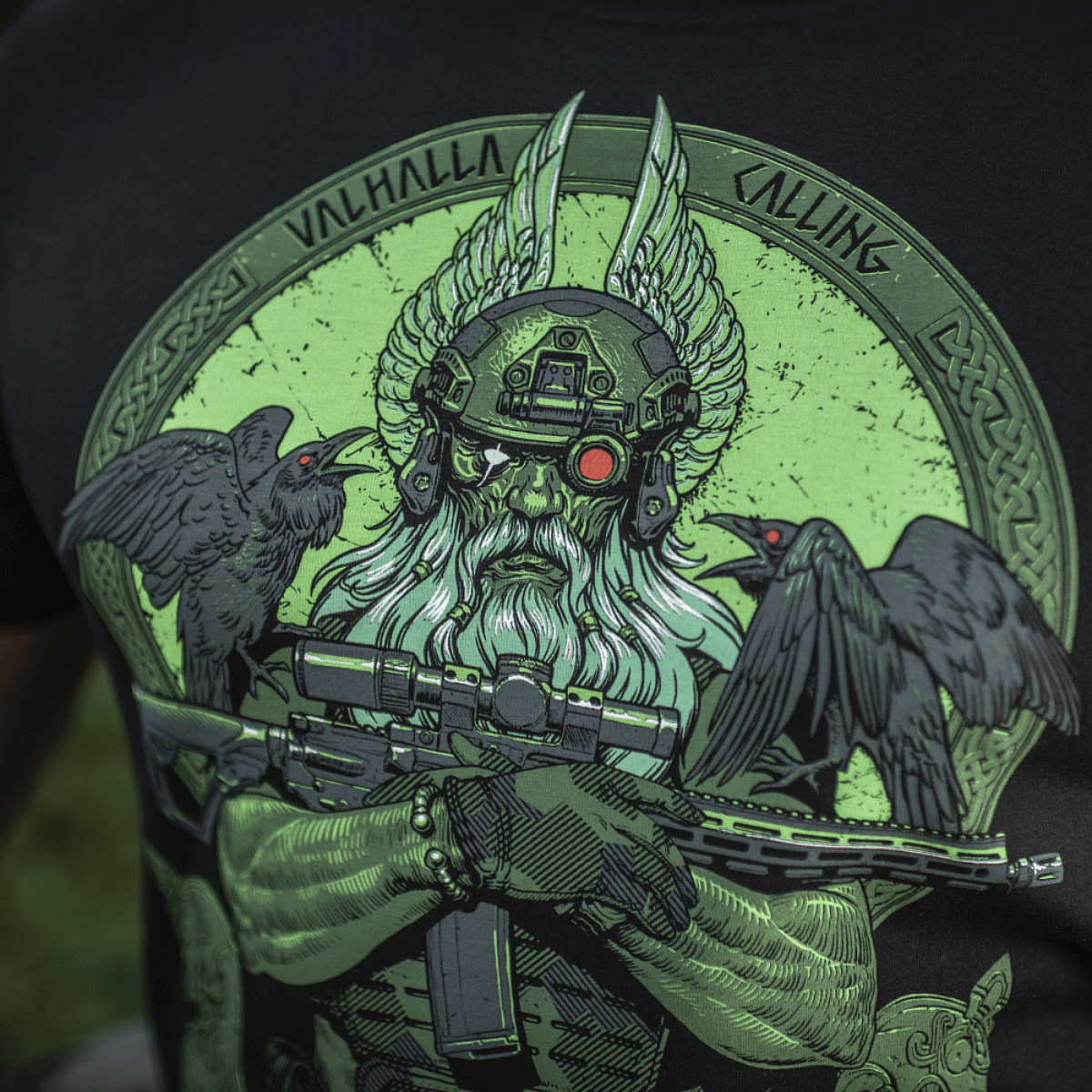M-Tac T-Shirt Night Vision Odin modernissa taisteluvarustuksessa NVG-kypärällä, korpit Hugin ja Munin, 'Valhalla Calling' -teksti.