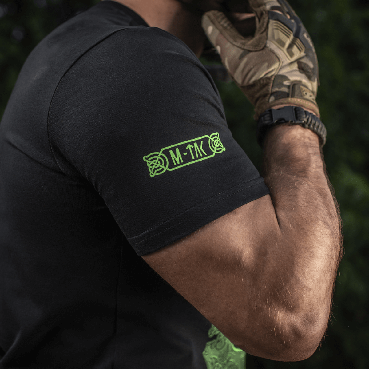 M-Tac T-Shirt Night Vision sivusta nähtynä, yksityiskohta logosta ja Odin- sekä 'Valhalla Calling' -designista, pehmeä puuvillasekoite.