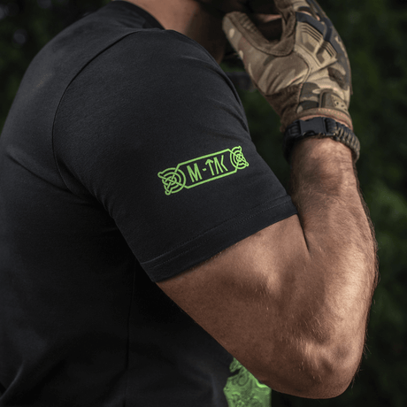 M-Tac T-Shirt Night Vision sivusta nähtynä, yksityiskohta logosta ja Odin- sekä 'Valhalla Calling' -designista, pehmeä puuvillasekoite.