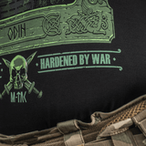 Yksityiskohta M-Tac T-Shirt Night Vision -paidasta, Odin-painatus ja teksti 'Hardened by War' pohjoismaiseen tyyliin.
