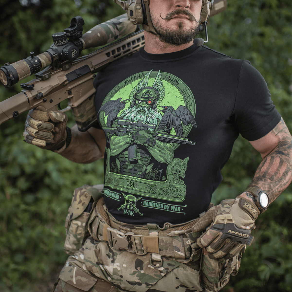 M-Tac T-Shirt Night Vision Odin-printillä ja taisteluvarusteilla, mukaan lukien NVG-kypärä, ja teksti 'Valhalla Calling'. Mukava puuvillasekoite.