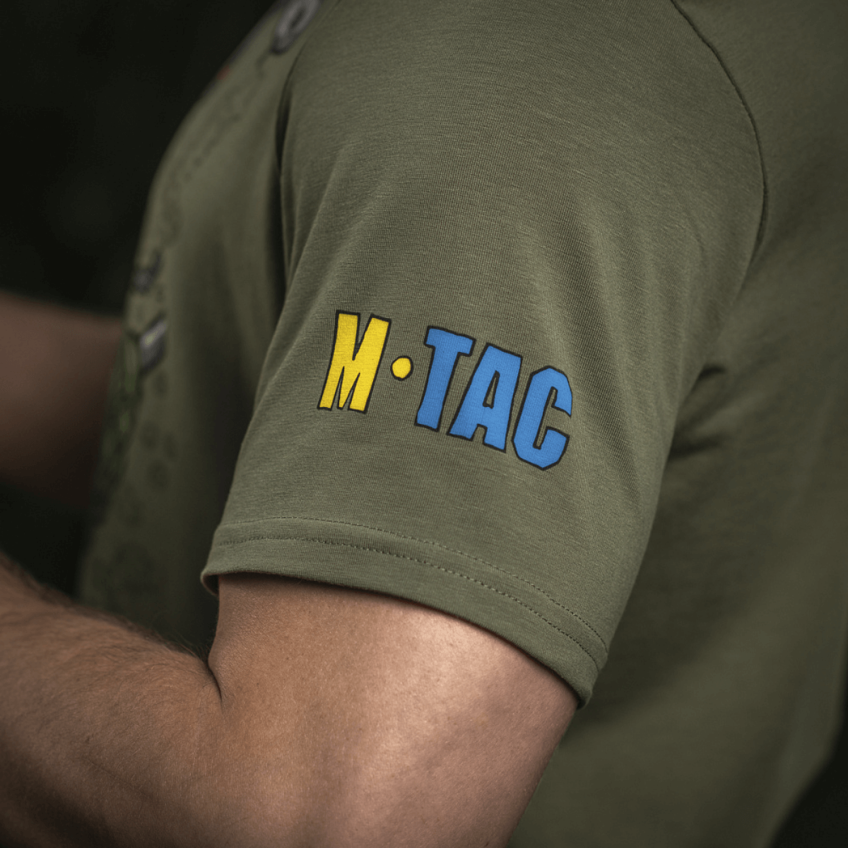 M-Tac T-Shirt Quadcopter, isänmaallinen kelta-sininen hihamotiivi, 93% puuvillaa, 7% elastaania, suunniteltu UAV-operaattoreille.