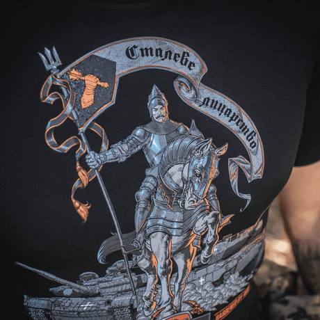 M-Tac T-Shirt Steel Knight, printti ritarista ja moderneista panssarivaunuista, symboloi ukrainalaista voimaa ja rohkeutta.