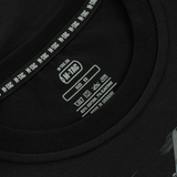 Lähikuva M-Tac T-Shirt Surf Club -merkistä ja kokolapusta, valmistettu Ukrainassa, 93% puuvillaa, 7% elastaania.