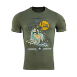 M-Tac T-Shirt Surf Club ikoninen sotafilmi‑innoittama muotoilu, sisältää erikoisjoukkojen sotilaan surffilaudalla. Materiaali: puuvilla, elastaani.