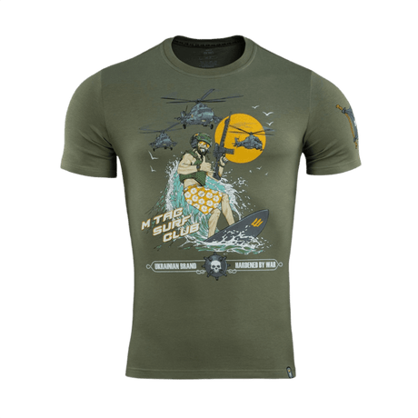 M-Tac T-Shirt Surf Club ikoninen sotafilmi‑innoittama muotoilu, sisältää erikoisjoukkojen sotilaan surffilaudalla. Materiaali: puuvilla, elastaani.