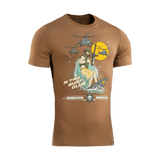 M-Tac T-Shirt Surf Club erikoisjoukkojen sotilas surffilaudalla, innoittajana rannikkojoukkojen operaatiot ja surffikohtaukset; coyote‑väri.