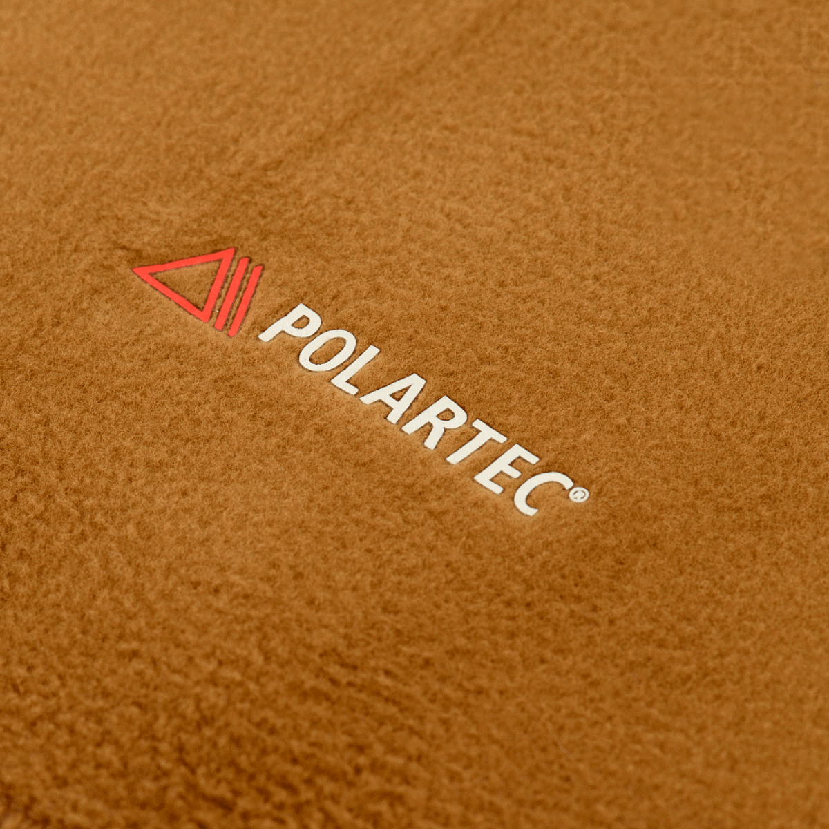 M-Tac Tube Scarf Polartec ruskeana Polartec® Micro Series fleece -materiaalista, sopii ulkoiluun kylmällä säällä.