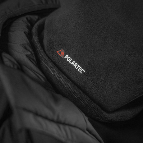 M-Tac Tube Scarf Polartec mustana fleece-versiona, tyylikäs ja lämmittävä ulkoiluun, valmistettu Polartec® Micro Series -materiaalista.