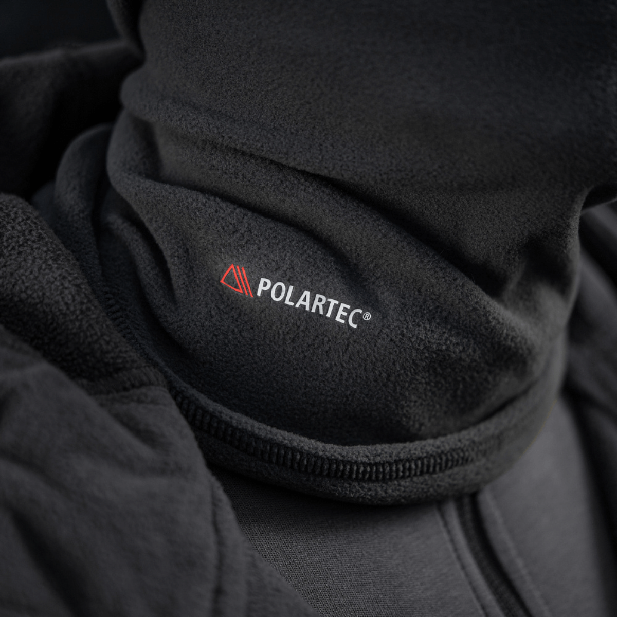 M-Tac Tube Scarf Polartec ylellisestä micro-fleecestä, täydellinen talveen ja ulkoiluun, näyttää tuulen- ja vedenhylkivän muotoilunsa.
