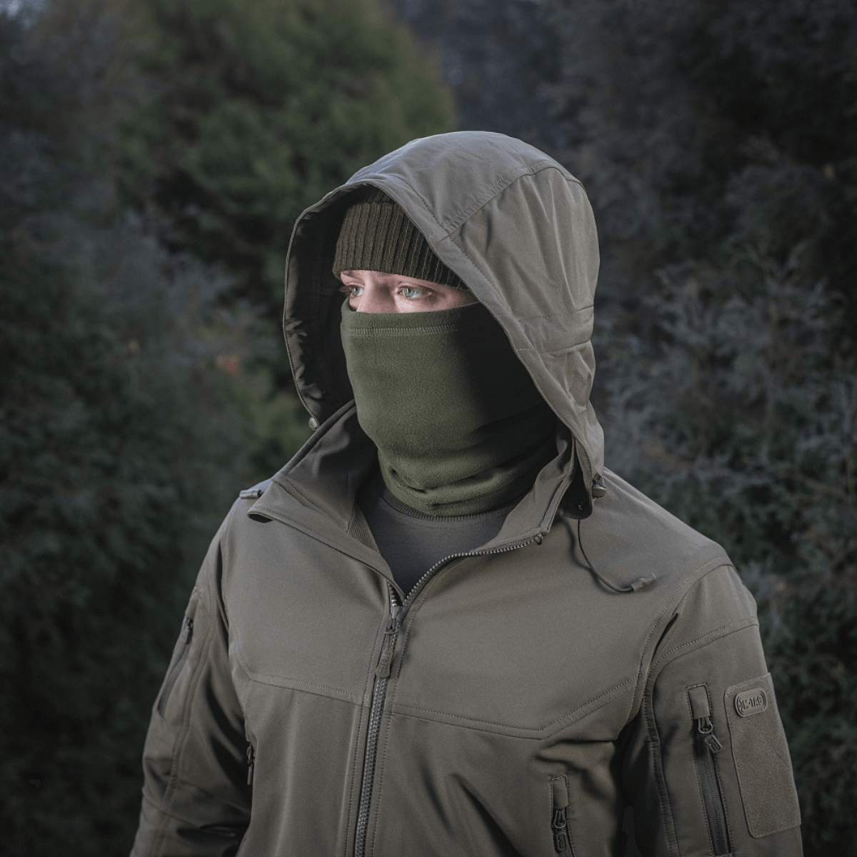 M-Tac Tube Scarf Polartec monikäyttöinen kauluri luonnossa, ihanteellinen ulkoiluun kuten metsästykseen ja pyöräilyyn kylminä kausina.