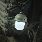 M-Tac retkeilyriippuvalaisin roikkuu repusta, ihanteellinen retkeilyyn ja metsästykseen. LED-valo kolmella toiminnolla, USB-lataus, kestävä ja toimiva.