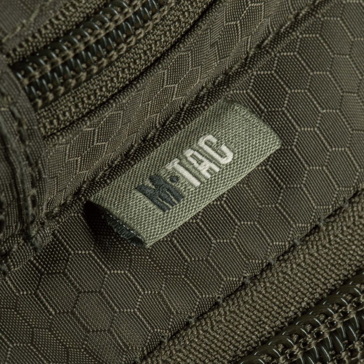 M-Tac Urban Line City Hunter Hexagon -laukku lähikuva vetoketjusta ja materiaalin yksityiskohdista.