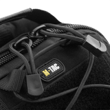 Lähikuva vetoketjusta ja logosta M-Tac Urban Line City Patrol Fastex Taske, en vettä hylkivä ja kulutusta kestävä laukku