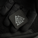 M-Tac Patch Valknut Laser Cut Odin -symboli mustana, pidetty en mustassa hansikkaassa, näyttää Valknutin yksityiskohdat