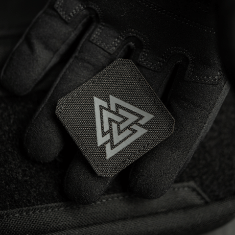 M-Tac Patch Valknut Laser Cut Odin -symboli mustana, pidetty en mustassa hansikkaassa, näyttää Valknutin yksityiskohdat