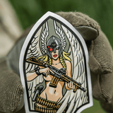 M-Tac Sticker Valkyrie esittää valkyrian M4-kiväärin ja normannisen kypärän kanssa. Innoittamana Arrowhead-patch, koriste mytologisella motiivilla.