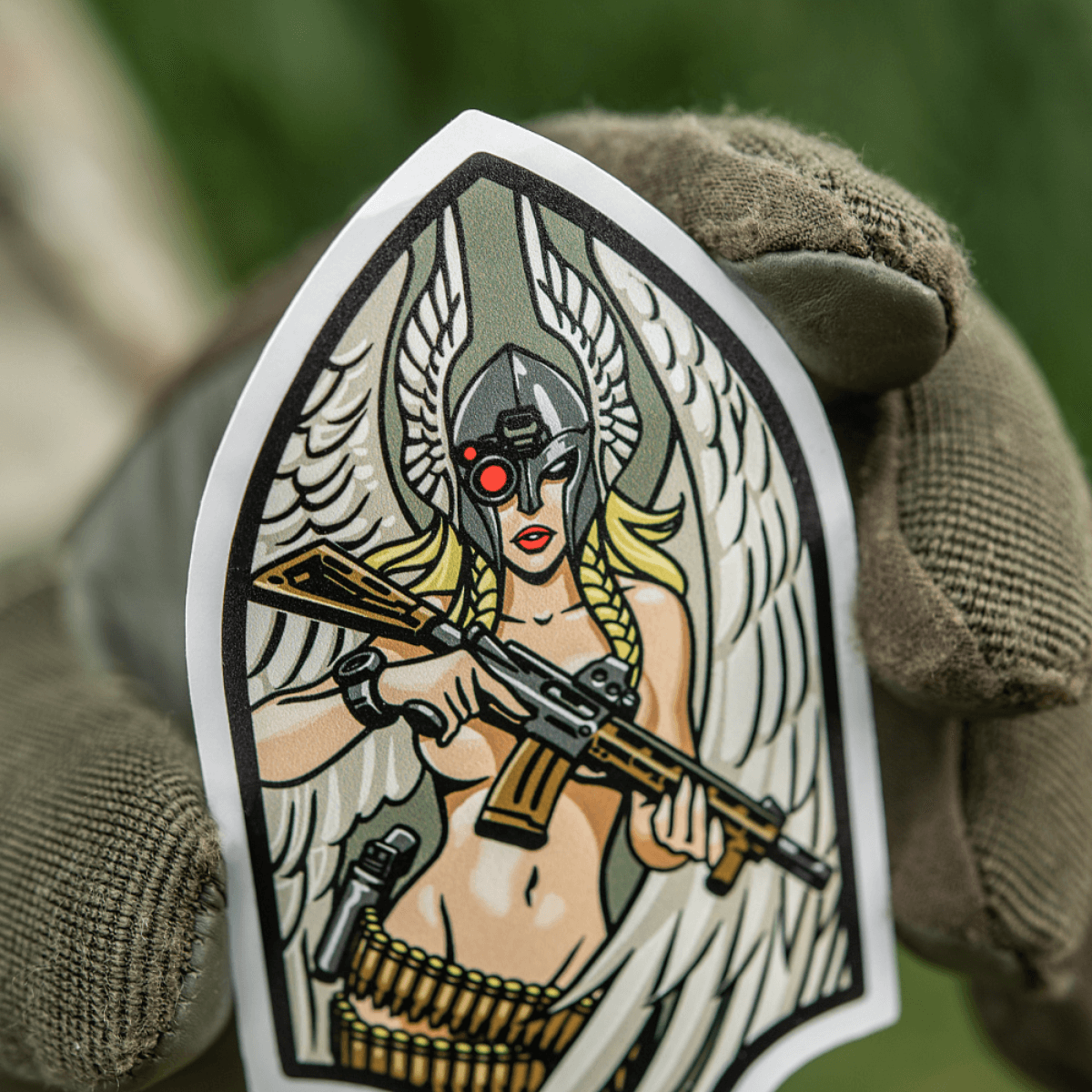 M-Tac Sticker Valkyrie esittää valkyrian M4-kiväärin ja normannisen kypärän kanssa. Innoittamana Arrowhead-patch, koriste mytologisella motiivilla.