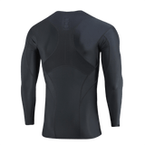 Musta M-Tac Thermal Rashguard -T-paita, ihanteellinen baselayer talveen, tehty kestävästä ja lämmönsäilyttävästä materiaalista, takaa nähtynä.