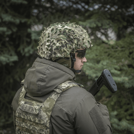 Sotilas käyttää M‑Tac Vilha Hjelmcover Elite MULTICAM-camossa suojaukseen ja peittoon luonnossa, suunniteltu FAST-kypärille.