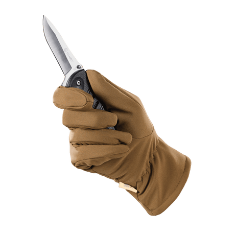 Ruskeat M-Tac Vinterhandsker Soft Shell pitävät mustaa taittoveistä vihreää taustaa vasten.