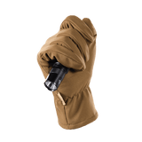 M-Tac Vinterhandsker Soft Shell ruskea, toiminnalliset hanskat sääsuojaukseen, kuvattu taskulampun kanssa.