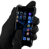 Henkilö käyttää M-Tac Vinterhandsker Soft Shell -hanskoja älypuhelimen kanssa kylmässä säässä.