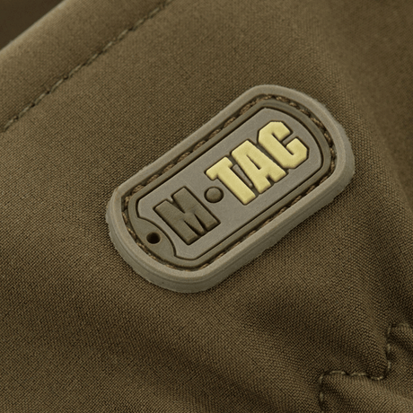 M-Tac Vinterhandsker Soft Shell logolla, suunniteltu sääsuojaukseen ja maksimaaliseen mukavuuteen vähäisellä painolla.