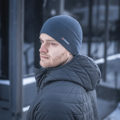 Mies talvitakissa pukeutuneena M-Tac Fleece Watch Cap Light Polartec lisälämmöksi ja suojaksi kylmää vastaan.