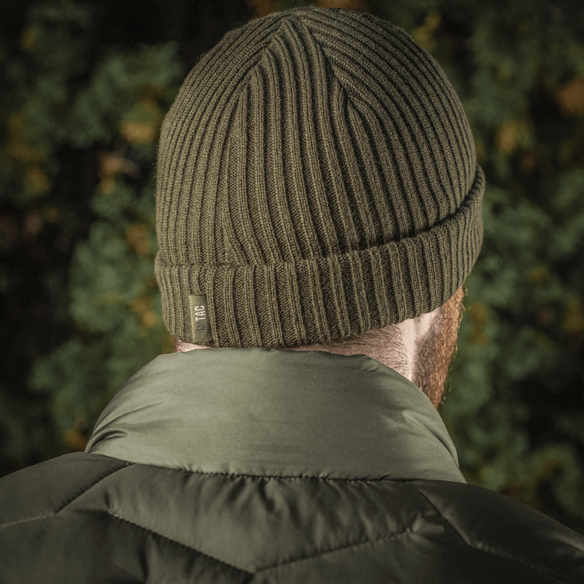 M-Tac Watch Cap 100% Akryl neulepipo oliivinvihreänä, esittää matalan istuvuuden ja kaksinkertaisen käänteen lisälämmöksi.