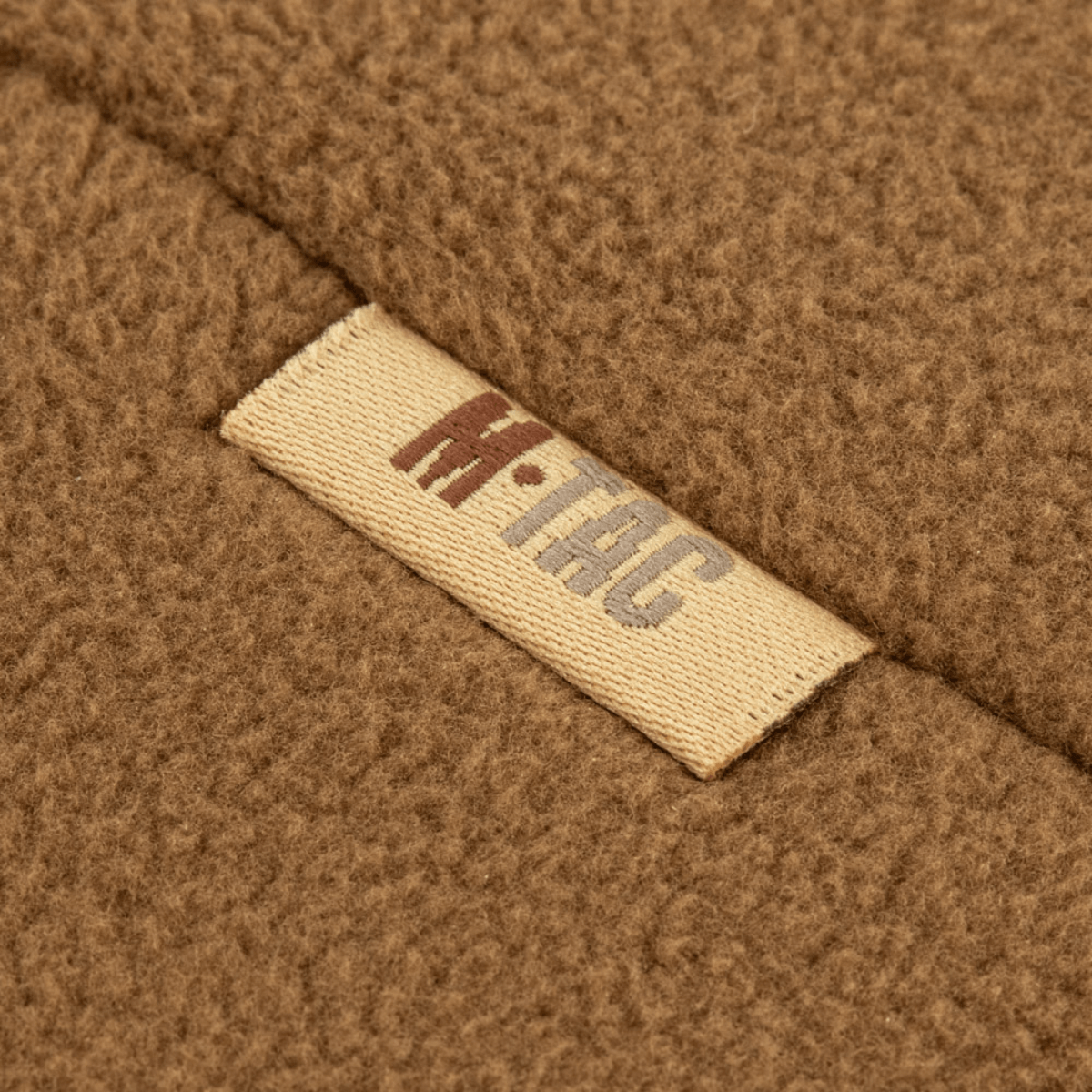 Yksityiskohta M-Tac Watch Cap Elite Fleece Beanie Hat Slimtexistä, merkkilapulla ja kulutuskestävällä fleecellä, sopii talviaktiviteetteihin